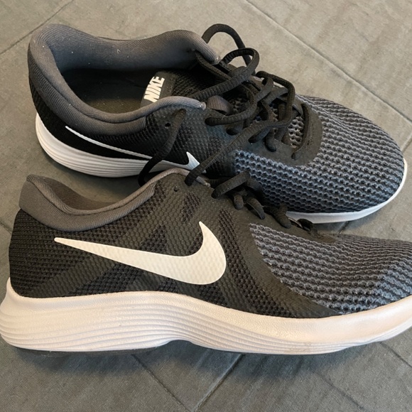 Nike Revolution 4 Running Shoe NWOT - Picture 2 of 4